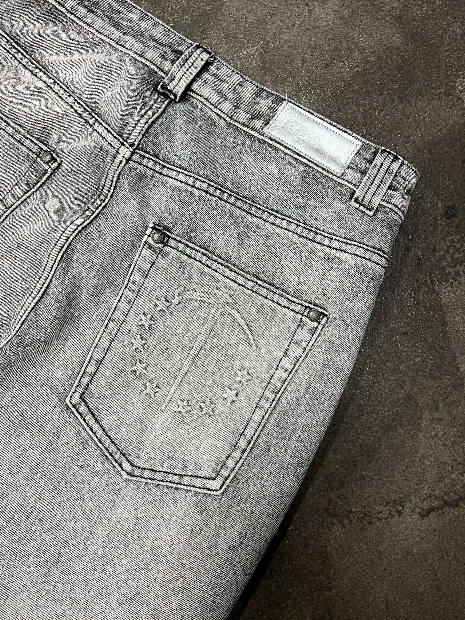 White Lime Plaster Washed Distressed Jeans